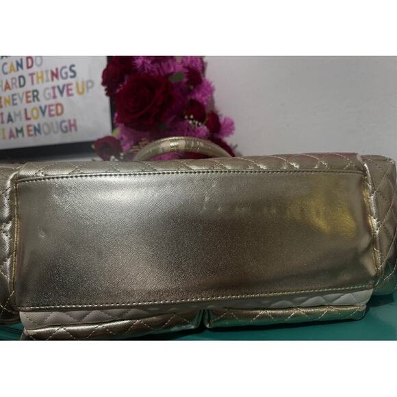 Betsey Johnson Quilted Diaper Bag Gold & Cream – With Changing Pad – Pre-Owned - Picture 5 of 6